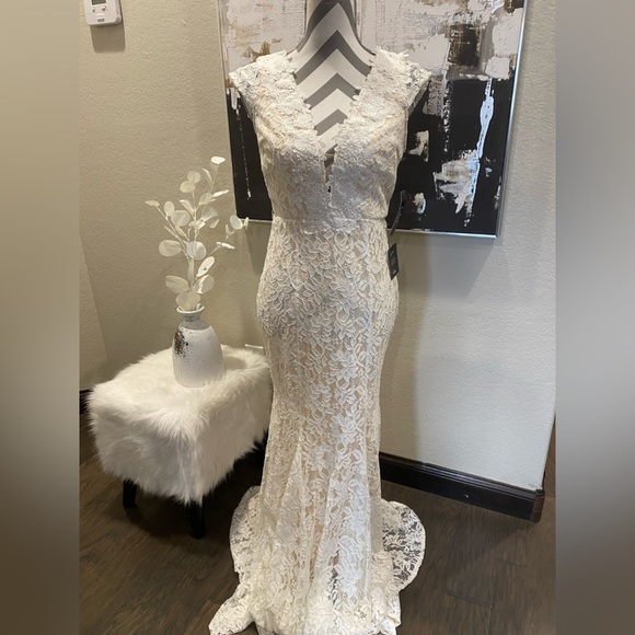 Lulus Dresses & Skirts - GORGEOUS! NWT Lulus lined cream lace fitted long backless dress size small